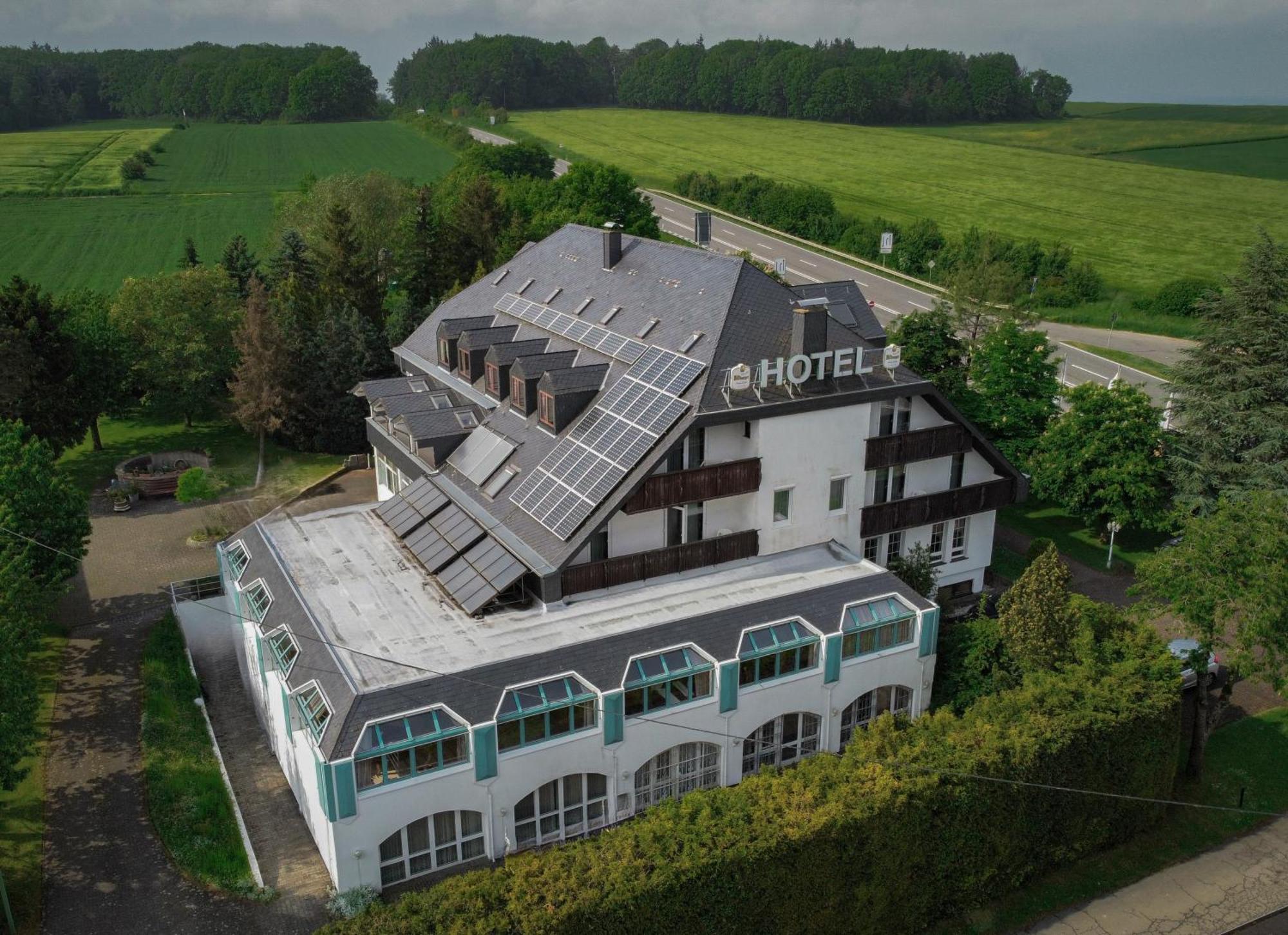 Zenner'S Landhotel Newel Exterior photo